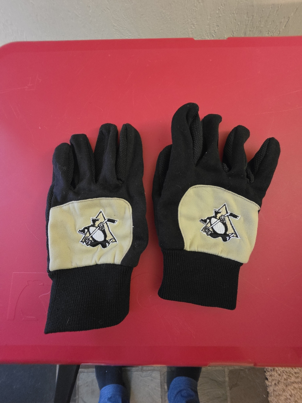 Forever Collectibles Pittsburgh Penguins NHL Hockey Gloves Black Gold